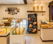 蛋糕店招.全能師傅工資5000--8500，面包師傅工資4000--5500